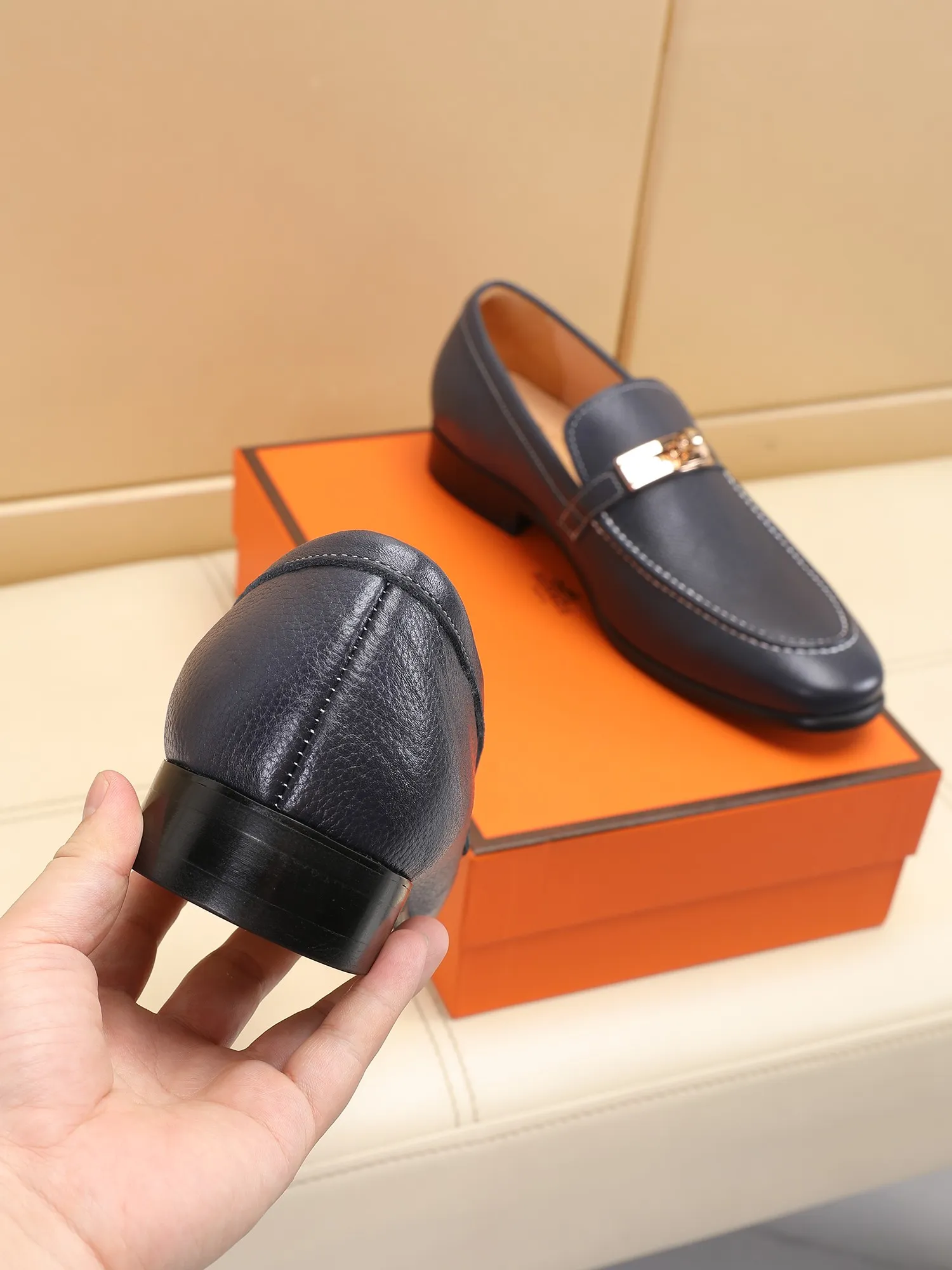 Factory price 440💶[HERMES] (cowhide lining)🍀Italian top luxury🍀He does not pursue novel styles and gorgeous colors, but attracts the favor of successful men with his flawless, elegant and classic style! This very, very comfortable, simple and stable style makes it easy to match any style! The pattern is absolutely 1:1 refined from the original case, and we strive for excellence in materials, imported cowhide + cowhide lining💪💪💪extraordinary texture👍! .Code number: 39 to 44 (38.4546 customized)